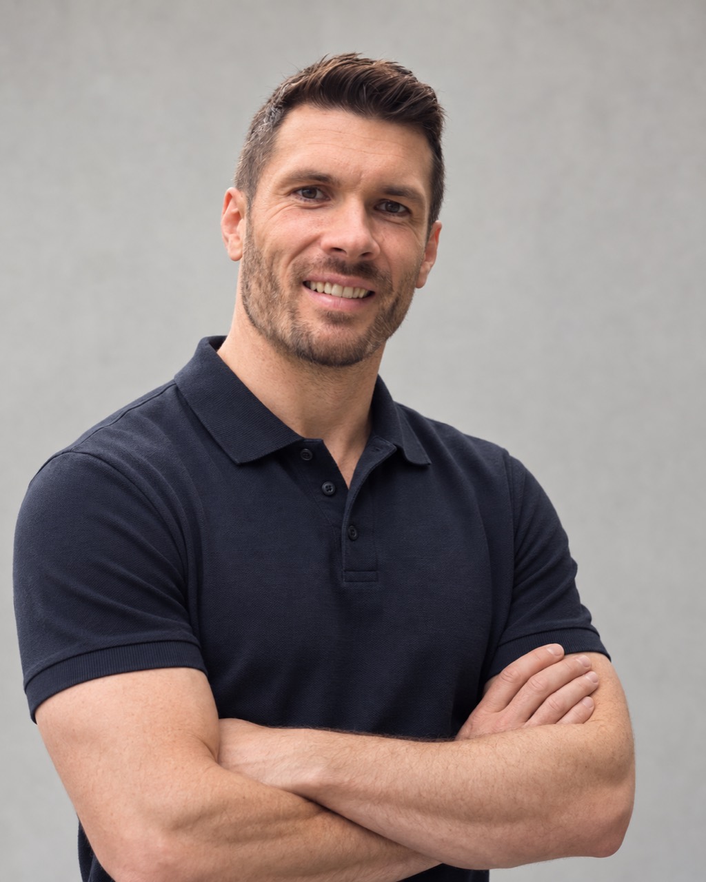 Catalin, coach sportif, en polo noir